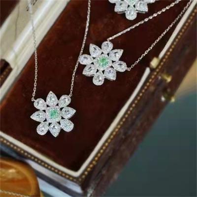 China 2022 CLASSIC Trendy Minimalist Metallic Design Natural Green Diamond Prices Pure Gold Necklace 18K Custom Jewelry for sale