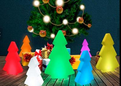 China Muebles comerciales iluminados control inalámbrico llevados al aire libre del árbol de navidad en venta