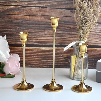 China ECO-frendly Hot Selling Antique Brass Candlestick Gold Metal Candle Holder Stand For Wedding Decoration for sale