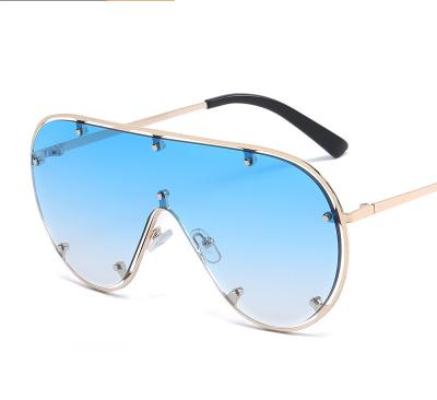 China Fashion Sunglasses 2022 New Arrivals Big One Piece Sun Glasses Rivet Frame Sun Glasses Oversized Metal Women Punk Men's Sunglasses for sale