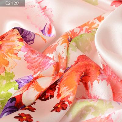 China Customized OEM RTS 100% Floral Digital Printed Organic Silk Italian Charmeuse Bridal Mulberry Printing 100pure Apparel Silk Fabric for sale