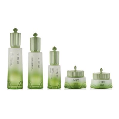 China Wholesale Round Glass Cosmetics Bottle Set Skin Care Spray Bottle Set Green Transparent Luxury Porcelain Cosmetic Products for sale