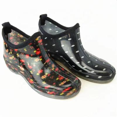 China Fashion Trend Transparent PVC Direct Injection Waterproof Rain Shoes Covers Ladies Raining Boots for sale