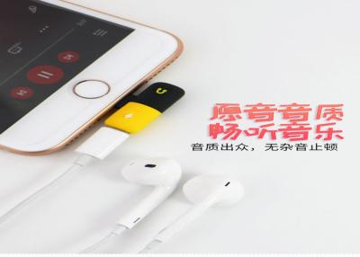 China Smart Iphone Splitter Adapter Support Simultaneous Listening To Music And Charging for sale