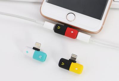 China Mini Iphone Splitter Adapter Support Simultaneous Listening To Music And Charging for sale