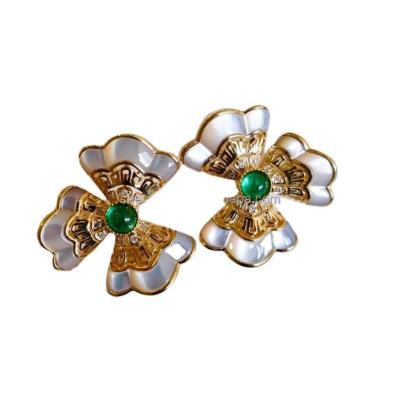 China CLASSIC clover shaped natural Emerald White Shell Diamond High quality stud earrings in real 18k gold for women gift for sale