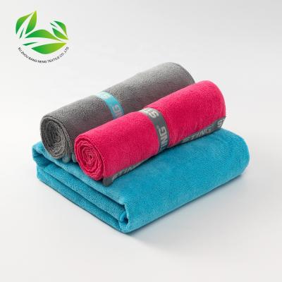 China High Quality Compressed Microfiber Fitness Towel Sports Towel Gym Towel With Zipper Pocket for sale