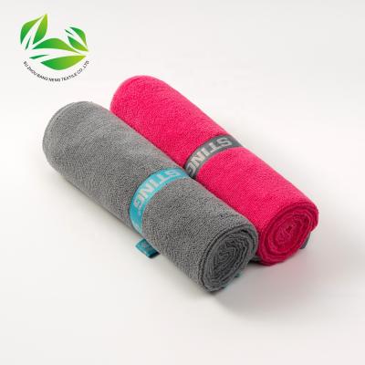 China Microfiber Gym Tablet Towel / Microfiber Sports Towel With Pocket / Super Sweat Absorbent Microfiber Gym Towel With Zipper Pocket for sale