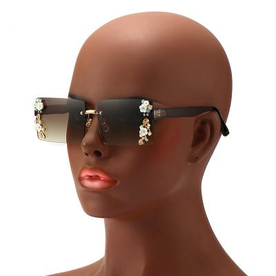 China Hot Selling Gorgeous Eyewear Women Rimless Glass Rectangle Sunglasses New Design Diamond Sun Glasses for sale