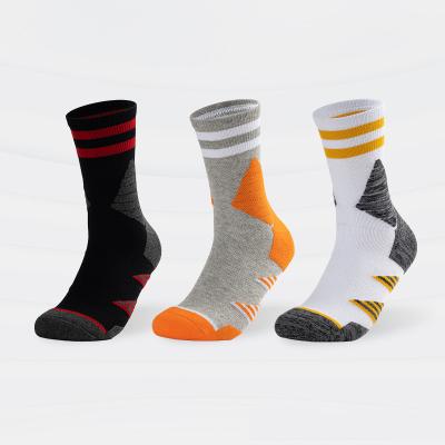 China New Thick Bottom Breathable Basketball Mountaineering Socks Breathable Hot Selling Running Socks for sale