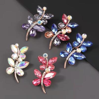 China Jewelry decorations European and American alloy inlaid with Korean fashion female brooch diamond leaf flower brooch pin accessories for sale