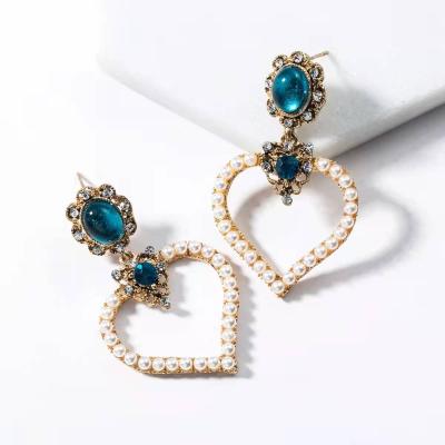 China Beautiful diamond girl heart personality trend women's earrings fashionable pearl acrylic set heart-shaped earrings set for sale