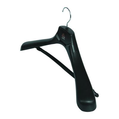 China Show Black Plastic Wide Shoulder Suits Hanger For Mens Suits for sale