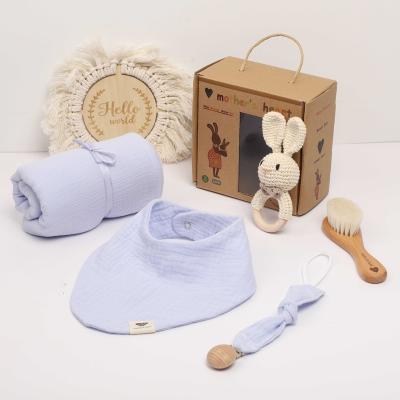 China Anti-wrinkle Gift Set Newborn Baby Shower Gift Set Covering Brush Wooden Muslin Toy Bath Box Gift Set for sale