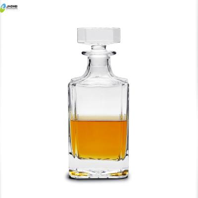 China 26oz Crystal Personalized Square Whiskey Decanter Glass with Glass Stopper Popped Glass Whiskey Bottle for sale