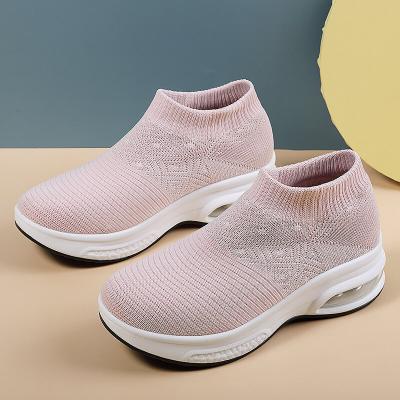 China Cushioning Unique Design Hot Sale Spot Goods Running Shoes Men's Lightweight Women's Casual Sneakers for sale