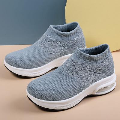 China Factory Sale Goods Men's Running Shoes Various Stain Lightweight Women's Casual Sneakers Cushioning for sale