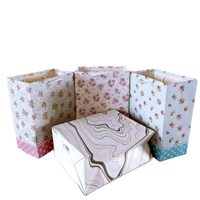 China Durable Wholesale Custom Handle Christmas Candy Machine Made Flat Paper Paper Bag for sale