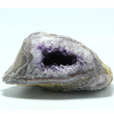 China Stone Rough Wholesale Nature Europe Geode Crystal Cluster Ornament For Christmas White Weeding Decoration Supplies for sale