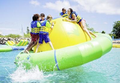 Chine L'eau gonflable adaptée aux besoins du client joue le vert de parc d'Aqua Saturn gonflable pour des enfants et des adultes à vendre