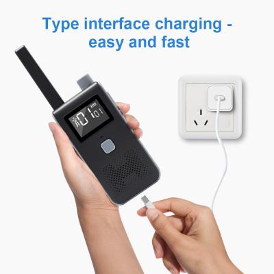 China 0.5W Two way radio Vox Function Yes Keypad Lock Rechargeable Wireless walkie talkie for Streamlined Communication à venda