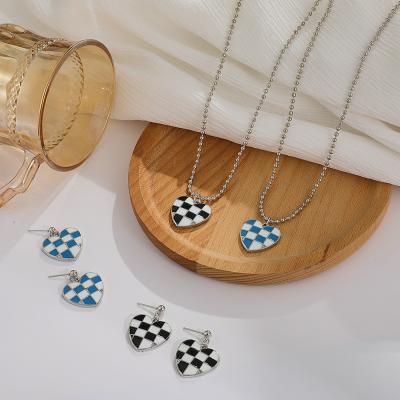 China TRENDY Heart Shaped Checkerboard Earring Necklace Set, Heart Shaped Hip Hop Sweater Chain Jewelry Set With Simple Color Design for sale