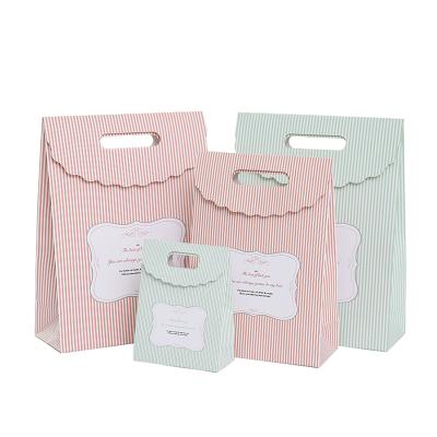 China DF Recyclable Creative Stripe Insist Gift Bag Boutique Wedding Paper Candy Clothes Large Size Packaging Paper Bag for sale