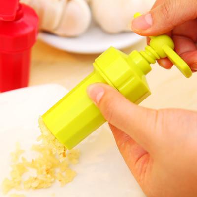 China Sustainable Cheap Kitchen Plastics Crusher Peeler Press Garlic Stainless Steel Garlic Mincer Garlic Press for sale