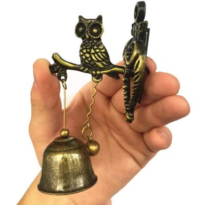 China Minimalist Decoration for Tradesmen, Nostalgic Retro Style Door Bell Vintage Metal Iron Bell Ornament Animal Wall Owl Shape Wind Chime for sale