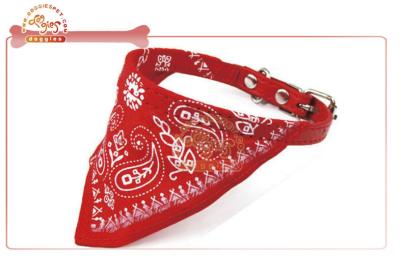 Cina Accessori del cucciolo del cuoio dell'unità di elaborazione del collare della sciarpa della bandana del cane del triangolo in vendita