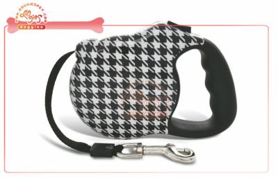 China Correa de perro retractable de la impresión de Houndstooth con la manija de goma del apretón para llevar en venta