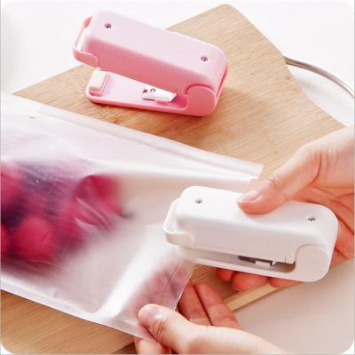 China Household Mini Heat Sealing Machine Portable Food Packaging Plastic Bag Sealer Kitchen Storage Mini Heat Sealer Aa Battery for sale