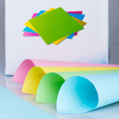 China 5 Plys Papel sem carbono feito de 100% de pasta de madeira virgem para impressão contínua de notas à venda
