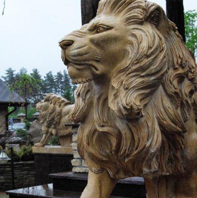 China Modern Marble Sculpture Decor Western Garden Style Hand Carved Lion Statue for sale