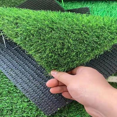 Chine Pelouse de 2M*25M Artificial Grass Carpet aménageant le petit pain en parc artificiel de gazon à vendre