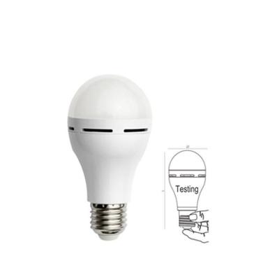 Cina 15w 20w LED lampadina di emergenza ricaricabile E27 B22 Base per luce di emergenza LED ad alta potenza in vendita