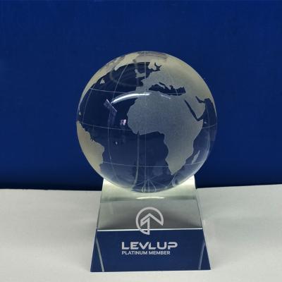 China Decorative Europe Crystal Glass World Globe With Base Rotating Earth Crystal Ball Memorial Gifts for sale