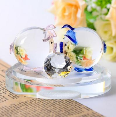 China Europe Desktop Ornament Kids Birthday Gift Keepsake Crystal Glass Couples Animal Pig with Base for Wedding Gift/Car Back Decoration for sale