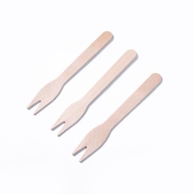 China 85mm Birchwood Compostable Disposable Wooden Utensils Chip Forks Bulk For Fruit Snack for sale