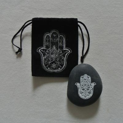 China Natural Null Pebble Stone With Hamsa Hand Pebbles Polish Black Stone Customized Printing Designs for sale