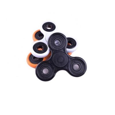 China Multifunctional plastic 3 legs plastic for fun black, white, red, yellow, green, high quality purp hand finger fidget spinner toy for sale