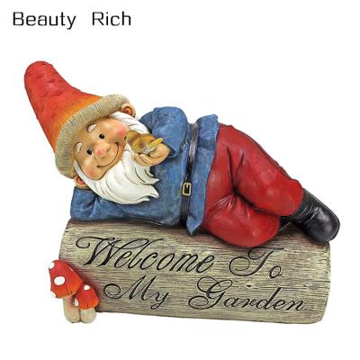 China Africa Polyresin / Resin Garden Gnome Gideon Statue The Garden Gnome Welcome Sign Lawn Gnome for sale