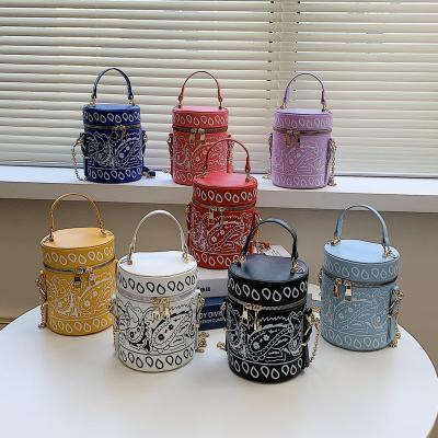 China Fashionable Paisley Bandana Print Paisley Bandana Bucket Bags Women Handbags 2021 Ladies Stretch Chain Cross - Body Purse for sale