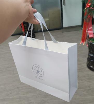 China Recyclable Custom Apparel Gift Bags Kids With Logo Bolsas De Regalos Kraft Fancy Gift Flexo Printing Thank You Foldable Shopping Bag for sale