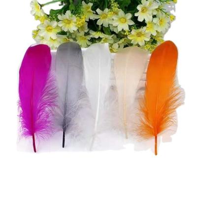 China 4 a 6 pulgadas de plumas de ganso sueltas, plumas de colores para la decoración del carnaval en venta