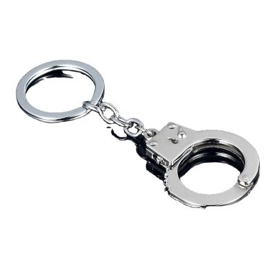 China Creative metal handcuffs simulation metal gifts z133 car key chain waist kick key chain accessories for sale