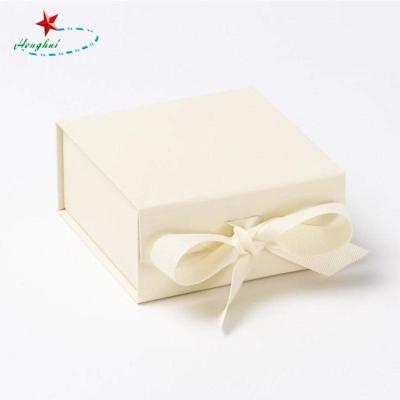 China Large Recycled Packaging Materials Gift Boxes White Gift Boxes for sale