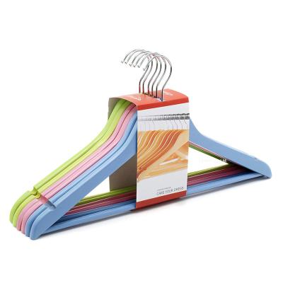 China Modern wholesale cheap colorful wooden percha De madera hangers for sale