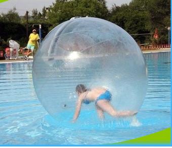 China Aduana colorida de la bola de la buena agua inflable de la tensión que camina para la piscina en venta