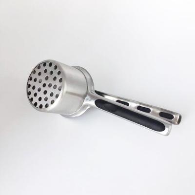 China Food Grade Sustainable Vegetable Potato Masher Stainless Steel Portable Potato Masher With Black Handles for sale